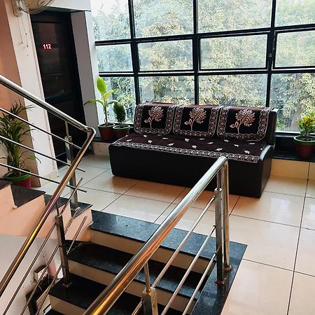 Hotel Season Ахмедабад Екстериор снимка