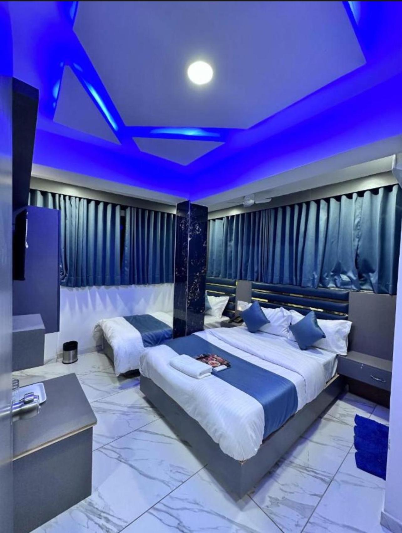 Hotel Season Ахмедабад Екстериор снимка