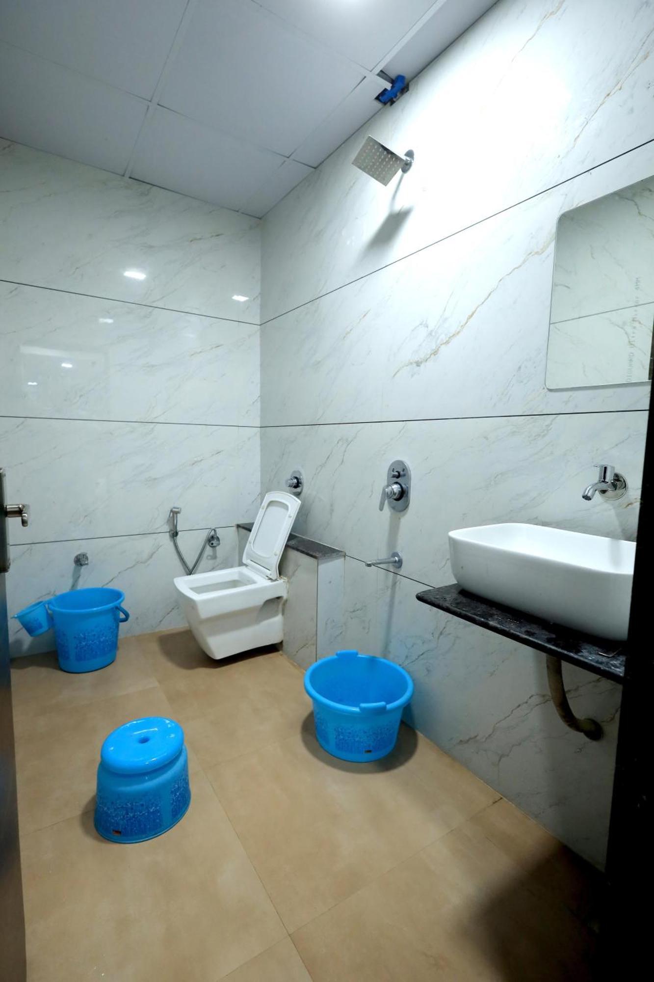 Hotel Season Ахмедабад Екстериор снимка
