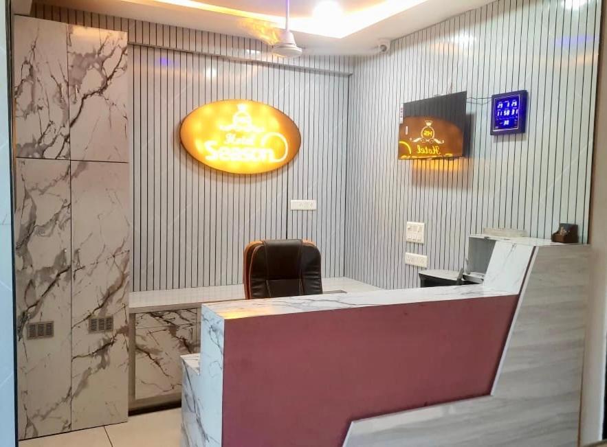 Hotel Season Ахмедабад Екстериор снимка