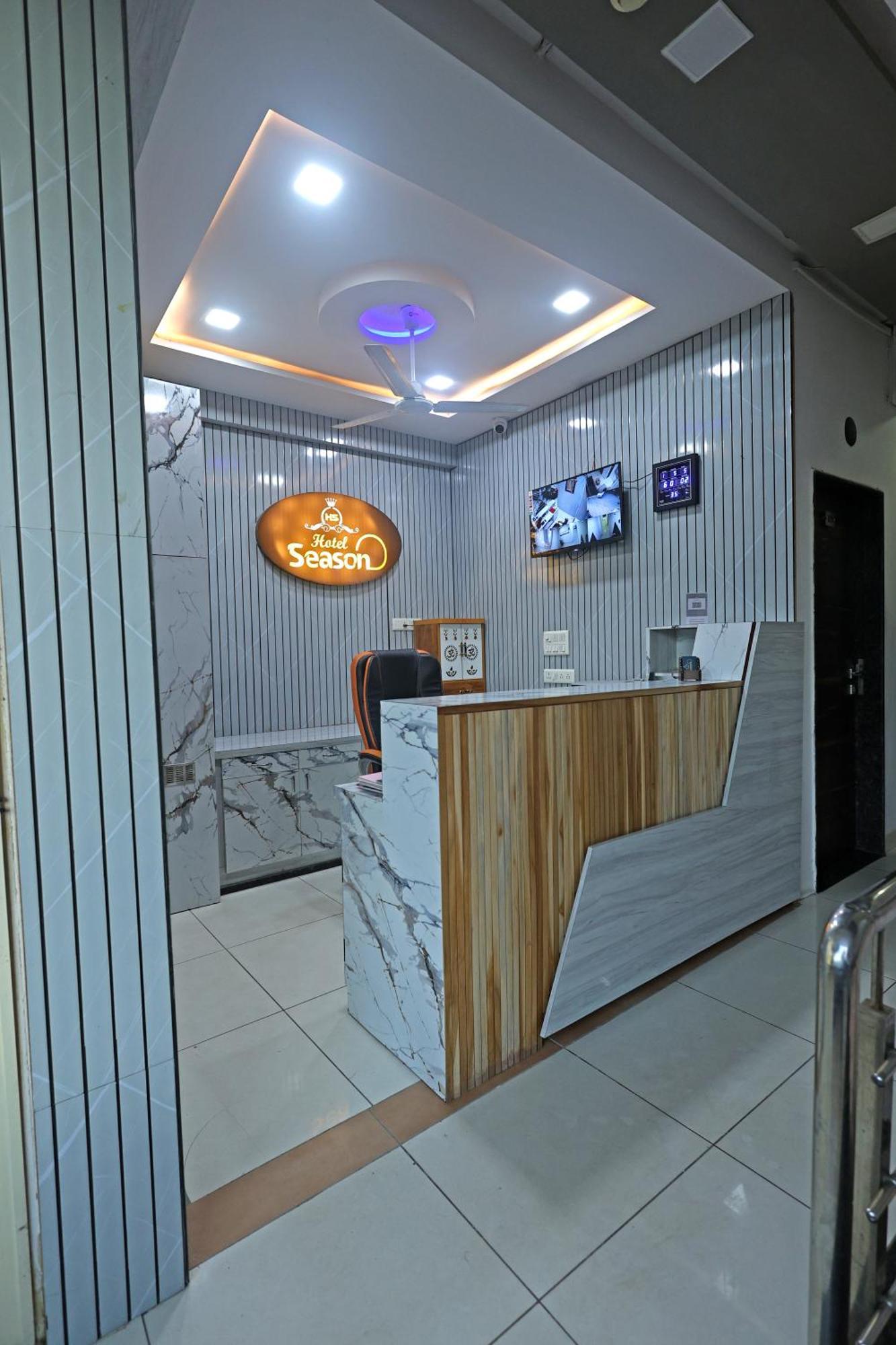 Hotel Season Ахмедабад Екстериор снимка